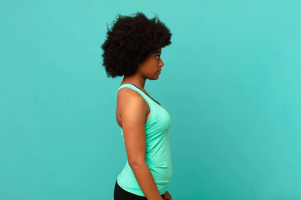 Schwarze Afro Frau Profilbild Die Den Raum Vor Sich Sieht — Stockfoto