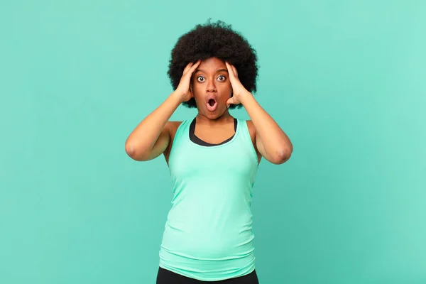 Negro Afro Mujer Buscando Emocionado Sorprendido Boca Abierta Con Ambas —  Fotos de Stock