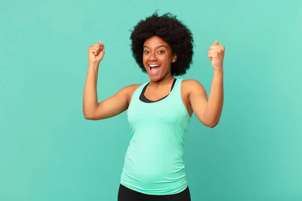 Nero Afro Donna Gridando Trionfalmente Cercando Come Eccitato Felice Sorpreso — Foto Stock