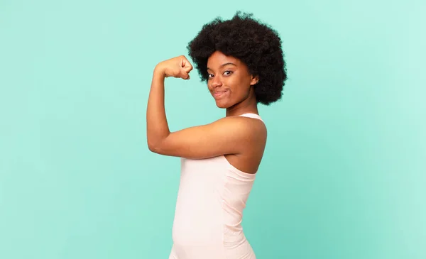 Nero Afro Donna Sentirsi Felice Soddisfatto Potente Flessione Forma Bicipiti — Foto Stock