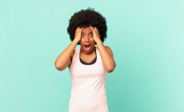 Negro Afro Mujer Sintiéndose Horrorizado Conmocionado Levantando Las Manos Cabeza —  Fotos de Stock