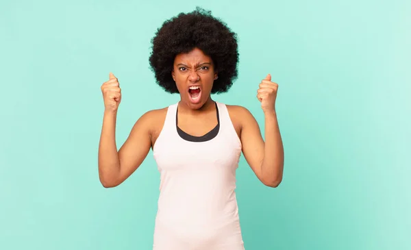 Siyah Afro Kadın Öfkeli Bir Ifadeyle Bağırıyor Yumruklarıyla Başarıyı Kutluyor — Stok fotoğraf