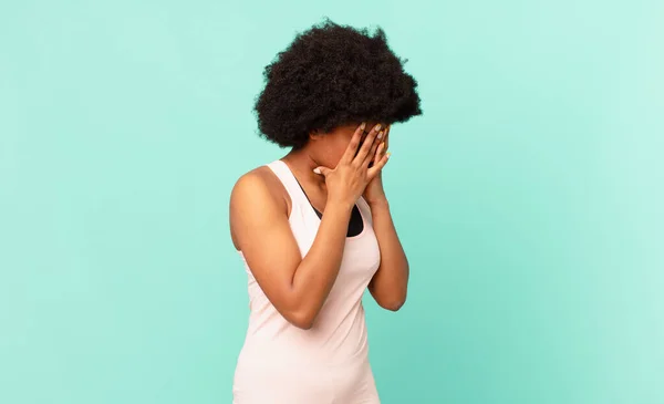 Czarna Afro Kobieta Okrywająca Oczy Dłońmi Smutnym Sfrustrowanym Spojrzeniem Rozpaczy — Zdjęcie stockowe