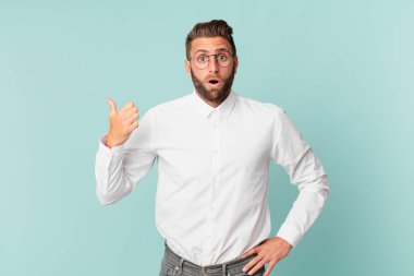 İnançsızlığa şaşırmış genç yakışıklı bir adam.