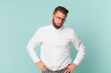 Genç yakışıklı adam üzgün ve sızlanıyor mutsuz bir bakışla ve ağlamayla