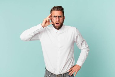 Genç yakışıklı adam şaşırmış görünüyor, yeni bir düşünce, fikir ya da konsept keşfediyor.