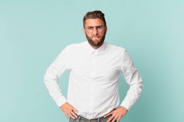 Şaşkın ve kafası karışmış genç yakışıklı bir adam.