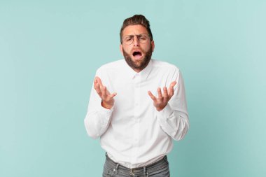 Genç yakışıklı adam umutsuz, hayal kırıklığına uğramış ve stresli görünüyor.