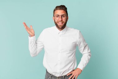 Genç yakışıklı adam kendini mutlu hissediyor, bir çözüm ya da fikir bulduğuna şaşırıyor.