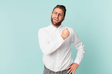 Genç yakışıklı adam kendini mutlu hissediyor ve bir meydan okumayla yüzleşiyor ya da kutluyor