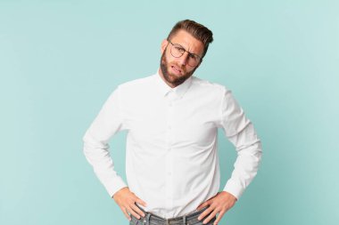 Genç yakışıklı adam şaşkın ve şaşkın hissediyor.