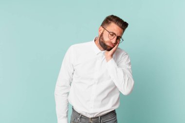 Genç yakışıklı bir adam bıkkın, yorgun ve uykulu hissediyor.