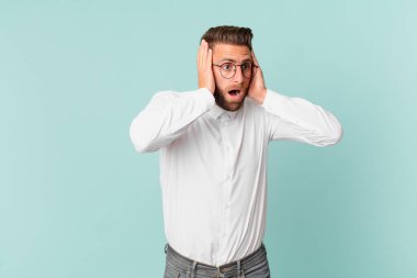 Genç yakışıklı adam mutlu, heyecanlı ve şaşırmış hissediyor.