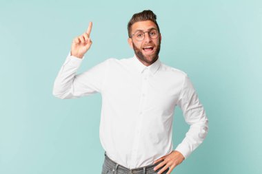 Genç yakışıklı bir adam bir fikri fark ettikten sonra mutlu ve heyecanlı bir dahi gibi hissediyor.