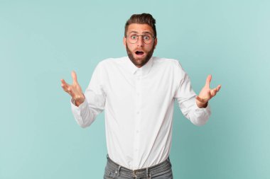 Genç ve yakışıklı bir adam son derece şaşkın ve şaşırmış hissediyor.