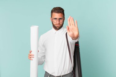Genç ve yakışıklı adam ciddi görünüyor. Avuç içi gösteriyor. Durdurma hareketi yapıyor. mimar konsepti