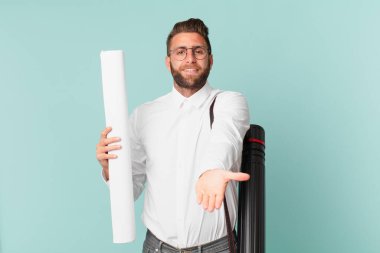 Genç ve yakışıklı bir adam arkadaşça gülümsüyor ve bir konsept sunuyor. mimar konsepti