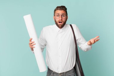 Genç yakışıklı adam, inanılmaz bir sürprizle şaşkına dönmüş ve hayrete düşmüştü. mimar konsepti