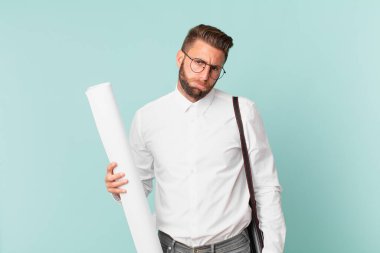 Genç ve yakışıklı bir adam üzgün ve mızmızlanıyor. Mutsuz bir bakışı var ve ağlıyor. mimar konsepti