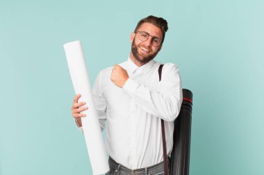 Genç yakışıklı adam kendini mutlu hissediyor ve bir meydan okumayla yüzleşiyor ya da kutluyor. mimar konsepti