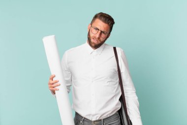 Genç yakışıklı adam şaşkın ve şaşkın hissediyor. mimar konsepti