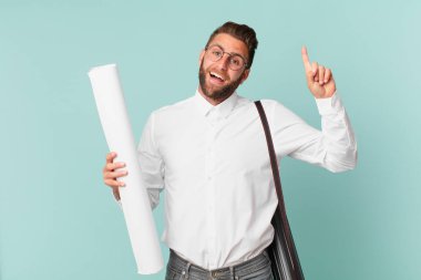 Genç yakışıklı bir adam bir fikri fark ettikten sonra mutlu ve heyecanlı bir dahi gibi hissediyor. mimar konsepti