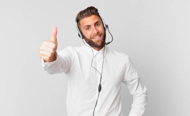 Genç ve yakışıklı bir adam gururlu, olumlu gülümsüyor. tele pazarlama kavramı