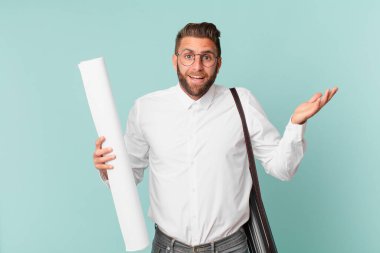 Genç yakışıklı adam kendini mutlu hissediyor, bir çözüm ya da fikir bulduğuna şaşırıyor. mimar konsepti