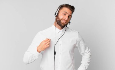 Genç yakışıklı adam kibirli, başarılı, pozitif ve gururlu görünüyor. tele pazarlama kavramı