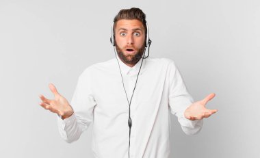 Genç yakışıklı adam, inanılmaz bir sürprizle şaşkına dönmüş ve hayrete düşmüştü. tele pazarlama kavramı