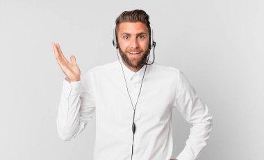 Genç yakışıklı adam kendini mutlu hissediyor, bir çözüm ya da fikir bulduğuna şaşırıyor. tele pazarlama kavramı