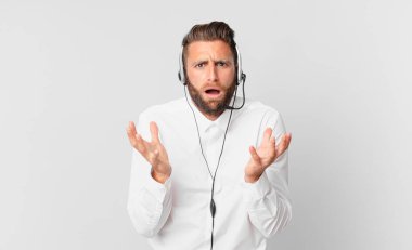 Genç yakışıklı adam umutsuz, sinirli ve stresli görünüyor. tele pazarlama kavramı