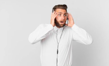 Genç yakışıklı adam mutlu, heyecanlı ve şaşırmış hissediyor. tele pazarlama kavramı