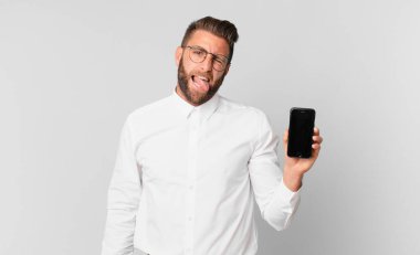 Genç, yakışıklı, neşeli ve asi tavırlı, şaka yapan, dilini dışarı çıkaran ve hücresini tutan bir adam.