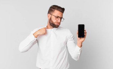 Genç ve yakışıklı bir adam stresli, endişeli, yorgun ve hayal kırıklığına uğramış ve hücrede tutuluyor.