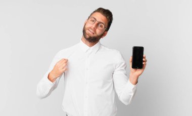 Genç yakışıklı adam kibirli, başarılı, pozitif ve gururlu görünüyor.