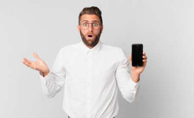 Genç yakışıklı adam şaşırdı, şaşırdı ve şaşırdı. İnanılmaz bir sürprizle ve elinde bir hücreyle...