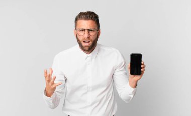 Genç ve yakışıklı bir adam sinirli, sinirli ve hayal kırıklığına uğramış görünüyor.