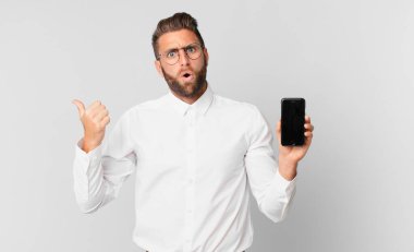 İnançsızlığa kapılmış ve hücrede tutulan genç ve yakışıklı bir adam.