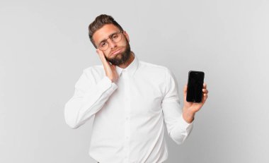 Genç yakışıklı bir adam kendini sıkılmış, hayal kırıklığına uğramış ve uykulu hissediyor.