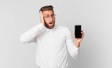 Genç yakışıklı adam mutlu, heyecanlı, şaşırmış ve hücrede tutuluyor.