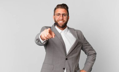 Genç ve yakışıklı bir adam kamerayı işaret ederek seni seçiyor. iş kavramı