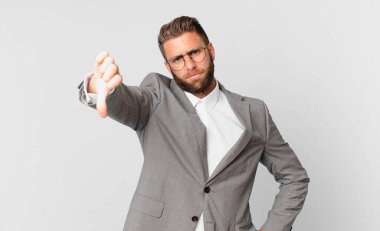 Genç ve yakışıklı bir adam kendini kötü hissediyor, baş parmağını kaldırıyor. iş kavramı