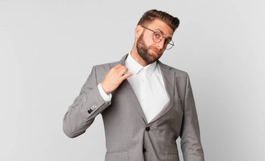 Genç yakışıklı adam kibirli, başarılı, pozitif ve gururlu görünüyor. iş kavramı