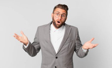Genç yakışıklı adam, inanılmaz bir sürprizle şaşkına dönmüş ve hayrete düşmüştü. iş kavramı