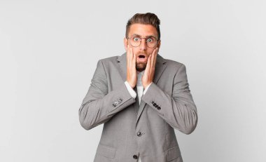 Genç ve yakışıklı bir adam şok olmuş ve korkmuş hissediyor. iş kavramı