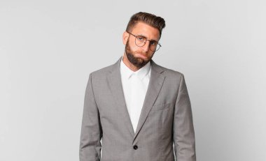 Genç ve yakışıklı bir adam üzgün ve mızmızlanıyor. Mutsuz bir bakışı var ve ağlıyor. iş kavramı