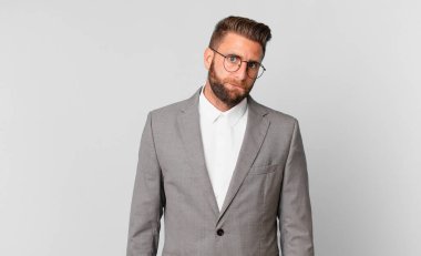 Kafası karışmış ve kafası karışmış genç yakışıklı bir adam. iş kavramı