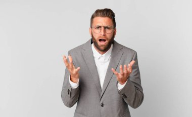 Genç yakışıklı adam umutsuz, sinirli ve stresli görünüyor. iş kavramı