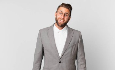Genç yakışıklı adam mutlu ve hoş bir şekilde şaşırmış görünüyor. iş kavramı
